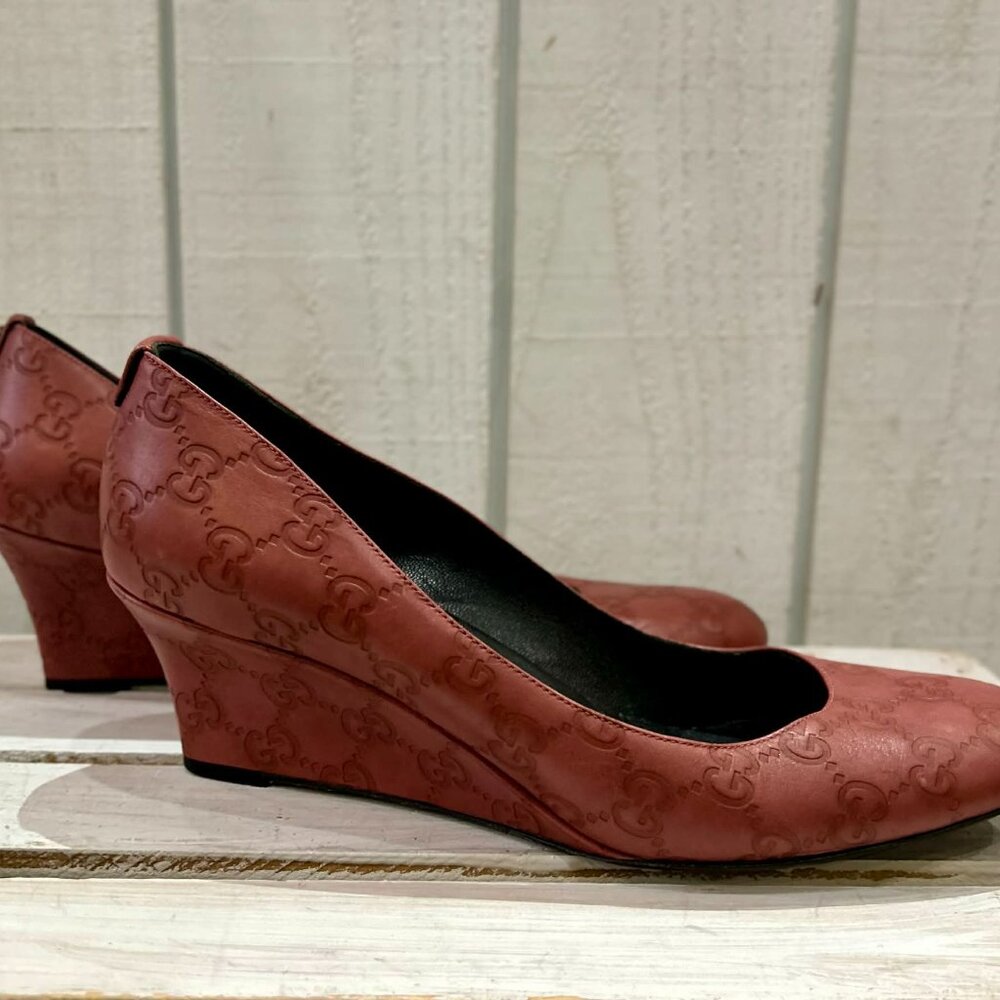 Gucci Signature GG Embossed Leather Pink Pumps - Size 40 - Picture 2 of 8